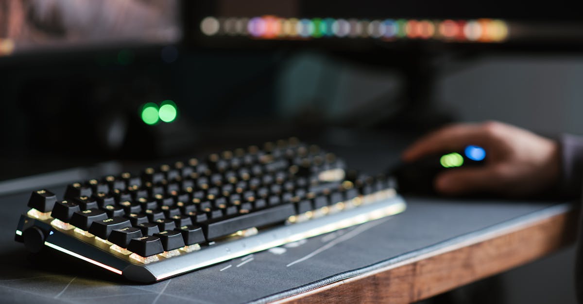 souris de jeu ambidextre offrant précision et confort pour tous les gamers, avec des boutons programmables et un design ergonomique adapté aux droitiers et gauchers.