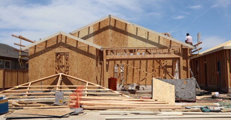 découvrez les réglementations environnementales essentielles à respecter lors de la construction de maisons pour un projet durable et conforme aux normes écologiques.