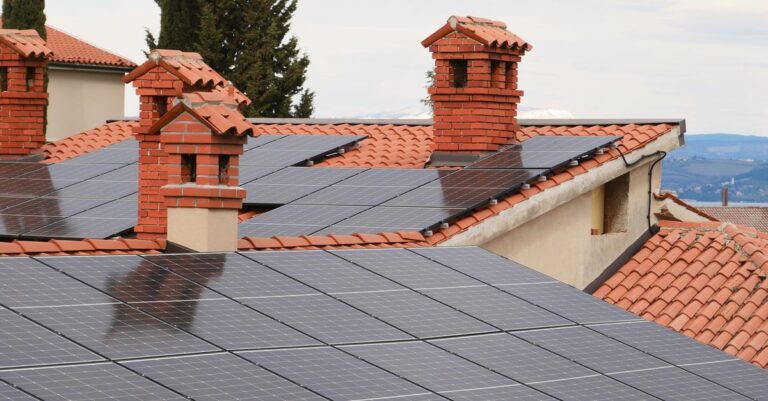découvrez les panneaux solaires : une solution écologique et économique pour produire votre propre énergie renouvelable et réduire votre empreinte carbone.